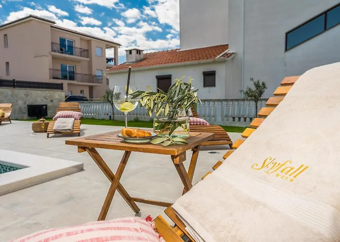 Skyfall Semesterbostad *