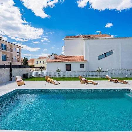 Holiday home Skyfall *